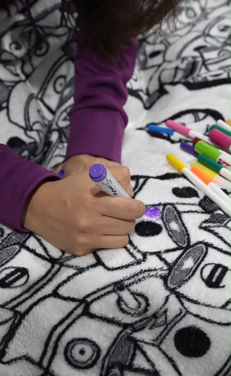 Pack 10 Marcadores Textiles Y Frazada Para Colorear Atemporal 70x90 cm - Image 4